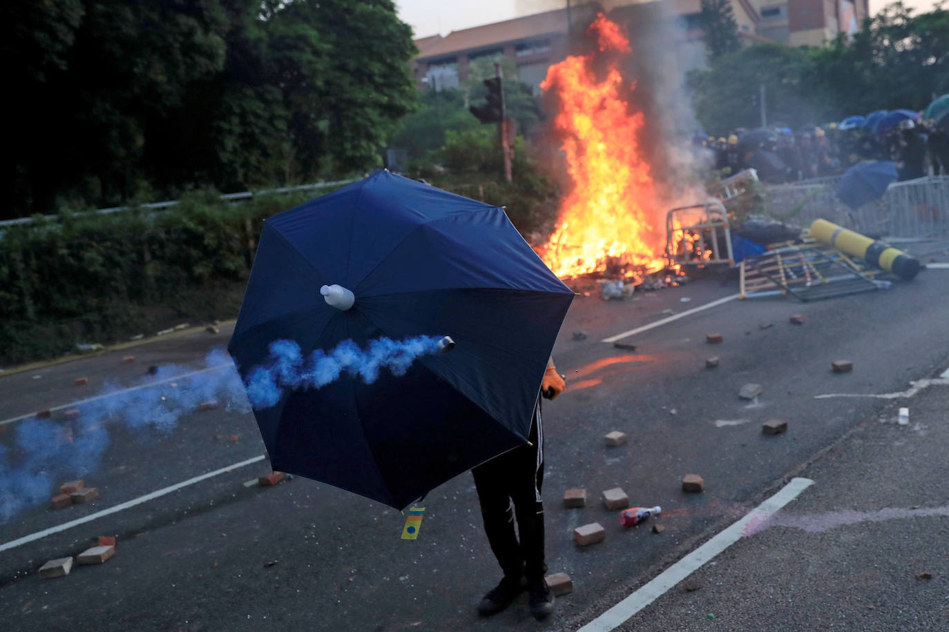 Hong Kong | Un manifestante se refugia bajo un paraguas durante una manifestación en el distrito de Sha Tin, en el Día Nacional de China en Hong Kong, 1 de octubre de 2019.