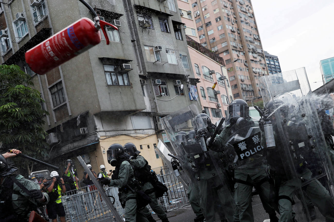 Hong Kong | Extintor lanzado contra la policía antidisturbios durante una protesta contra los ataques de Yuen Long (Nuevos Territorios), 27 de julio de 2019. 