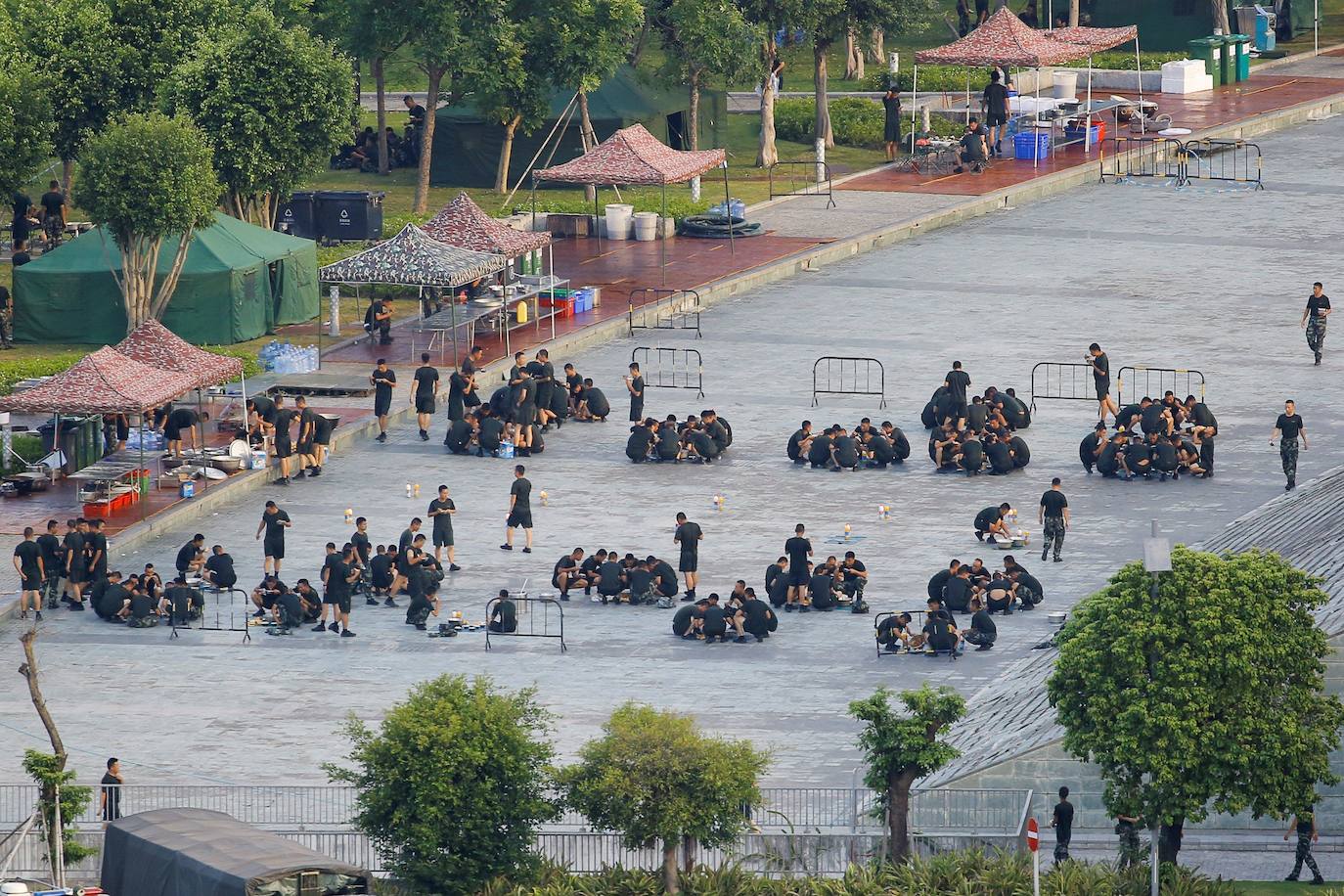 Hong Kong | Soldados chinos (PLA) comiendo en los terrenos del Centro Deportivo de la Bahía de Shenzhen en Shenzhen, al otro lado de la frontera con Hong Kong, 15 de agosto de 2019. 