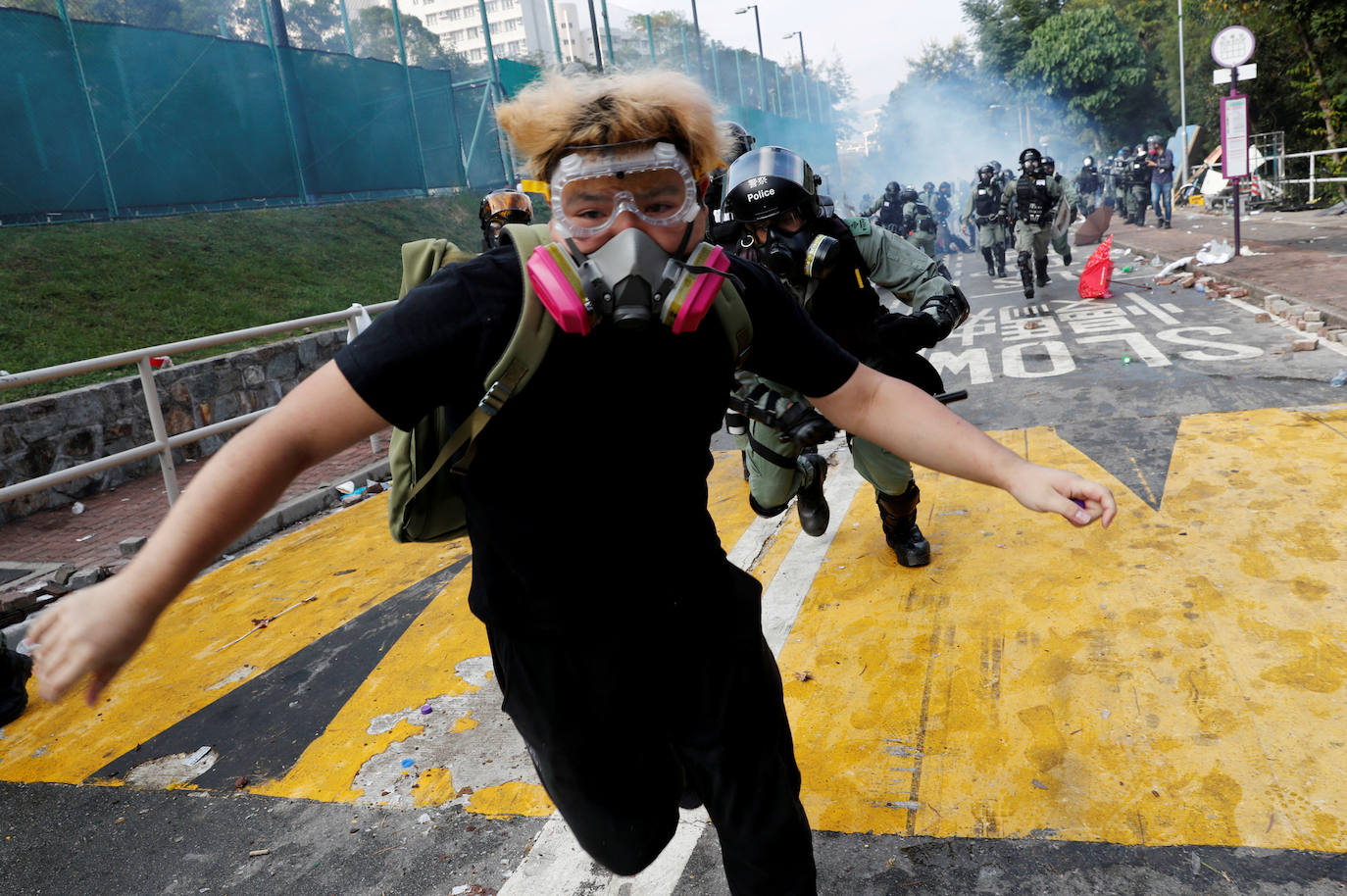 Hong Kong | Un estudiante universitario huye de la policía antidisturbios de la Universidad China de Hong Kong, Hong Kong, China, 12 de noviembre de 2019. 