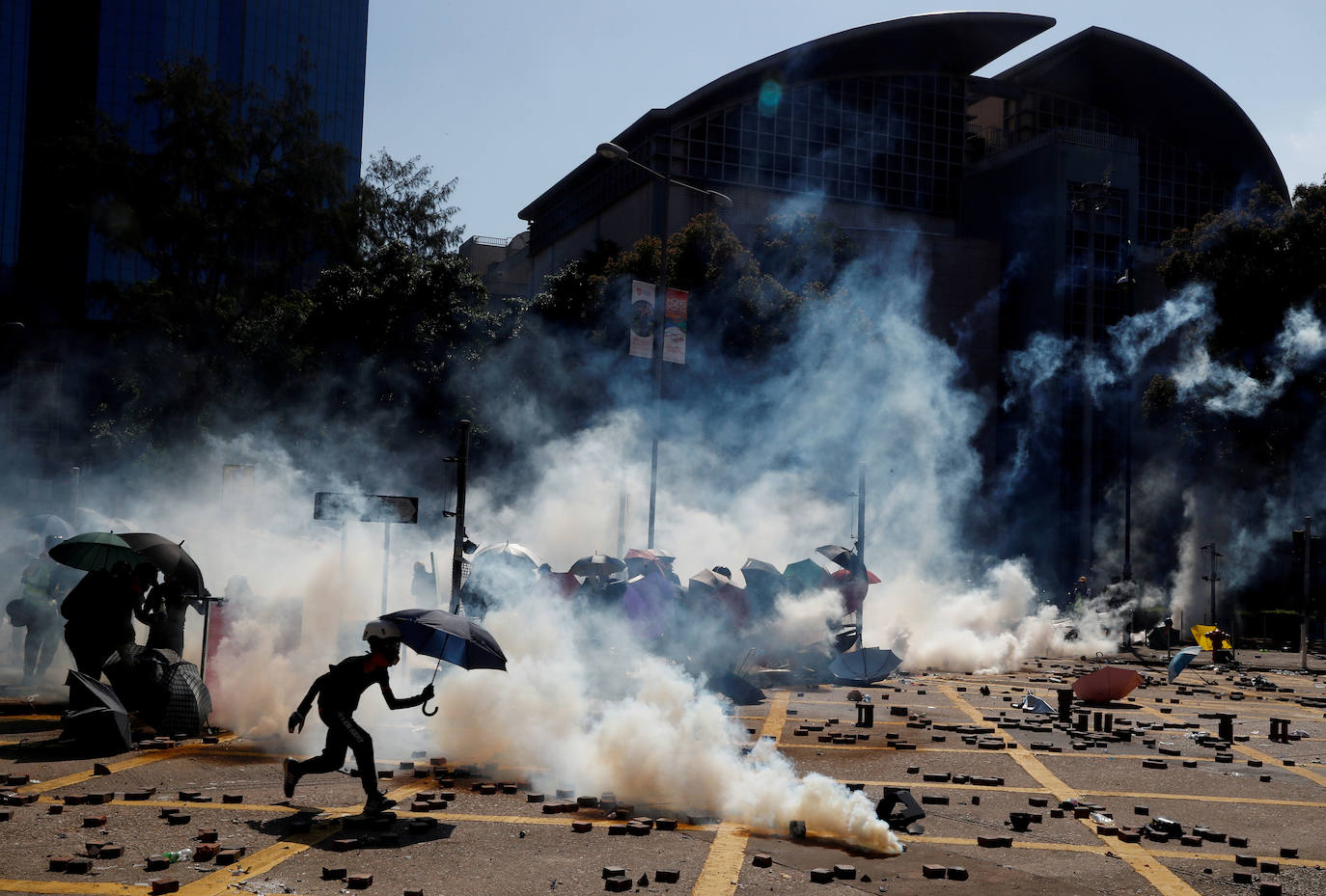 Hong Kong | Manifestantes se enfrentan con la policía fuera de la Universidad Politécnica de Hong Kong, 17 de noviembre de 2019. 