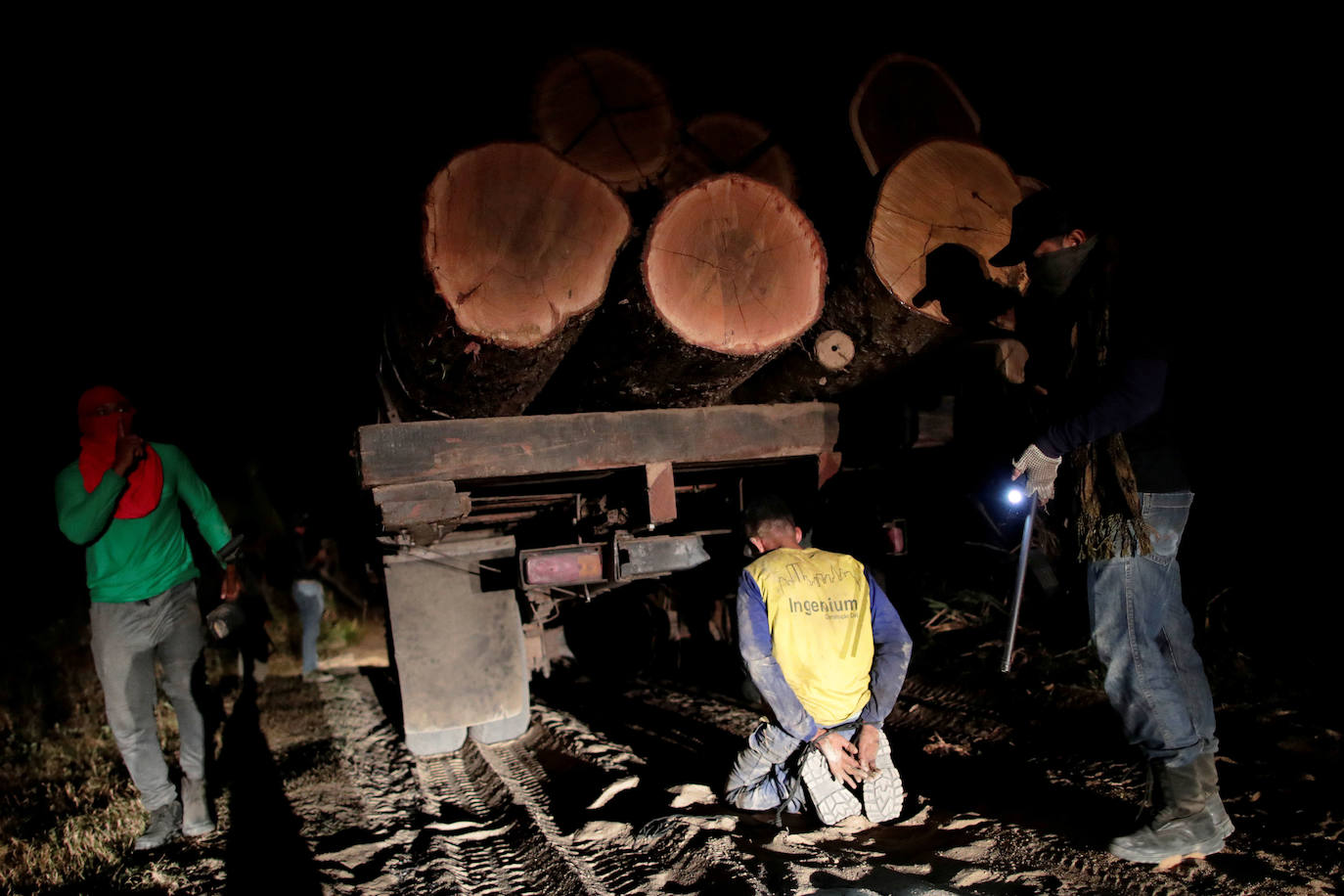 Brasil | Los indios guajajara "guardianes del bosque" detienen a un maderero cerca de la ciudad de Amarante, estado de Maranhao, , 17 de septiembre de 2019.