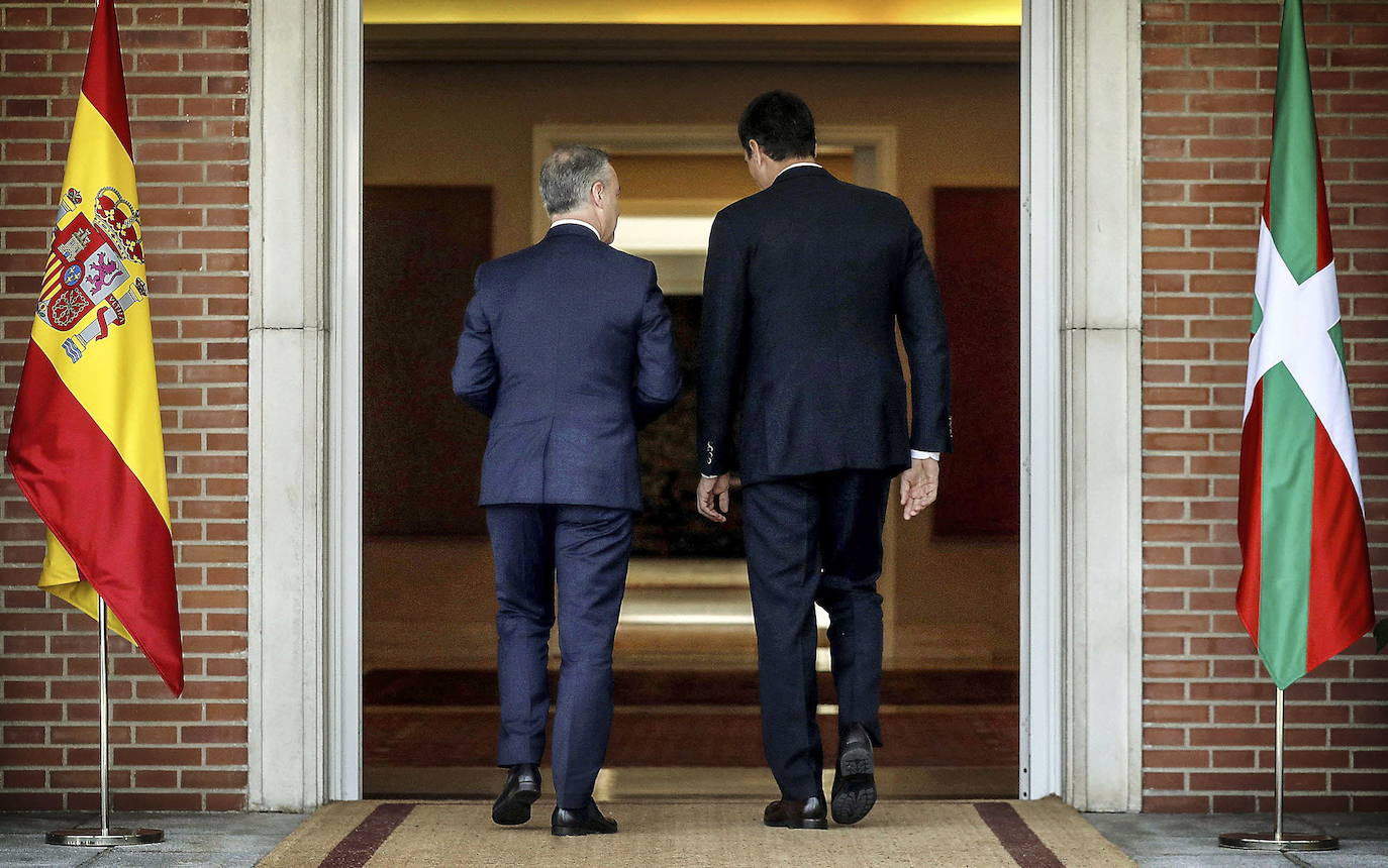 Transferencias. En su ronda de consultas para recabar apoyos a su investidora, el presidente del Ejecutivo en funciones, Pedro Sánchez, trasladó hace diez días al lehendakari su disposición a completar el calendario de transferencias pendientes en el Estatuto vasco.