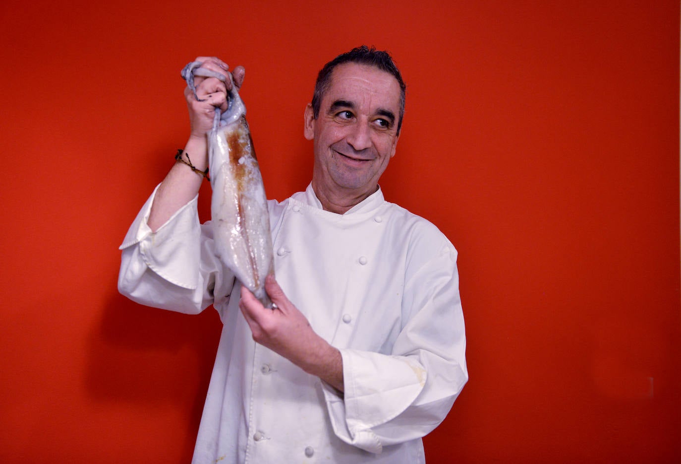 UME (Bilbao) . Joseba Arana, uno de los cocineros que dio lustre a la cocina vizcaína en los años 90 del pasado siglo –obtuvo una estrella Michelin en 1994, cuando dirigía la cocina del restaurante San Román de Escalante, en Cantabria–, ha vuelto a su barrio, Deusto, donde hace un par de meses abrió el bar restaurante UME. Sirve desde un plato del día (alubias con sacramentos, garbanzos, lentejas, pisto a la bilbaína o chipirones en su tinta) hasta una carta basada en el producto del mercado. Tampoco se pierdan platos como la terrina de foie, el delicado sashimi de salmonete, cortado muy finamente, la chuleta ni el karaage de pollo. Dejen un hueco para los postres como dos clásicos de Bilbao: canutillos con chocolate y tostada de pan.