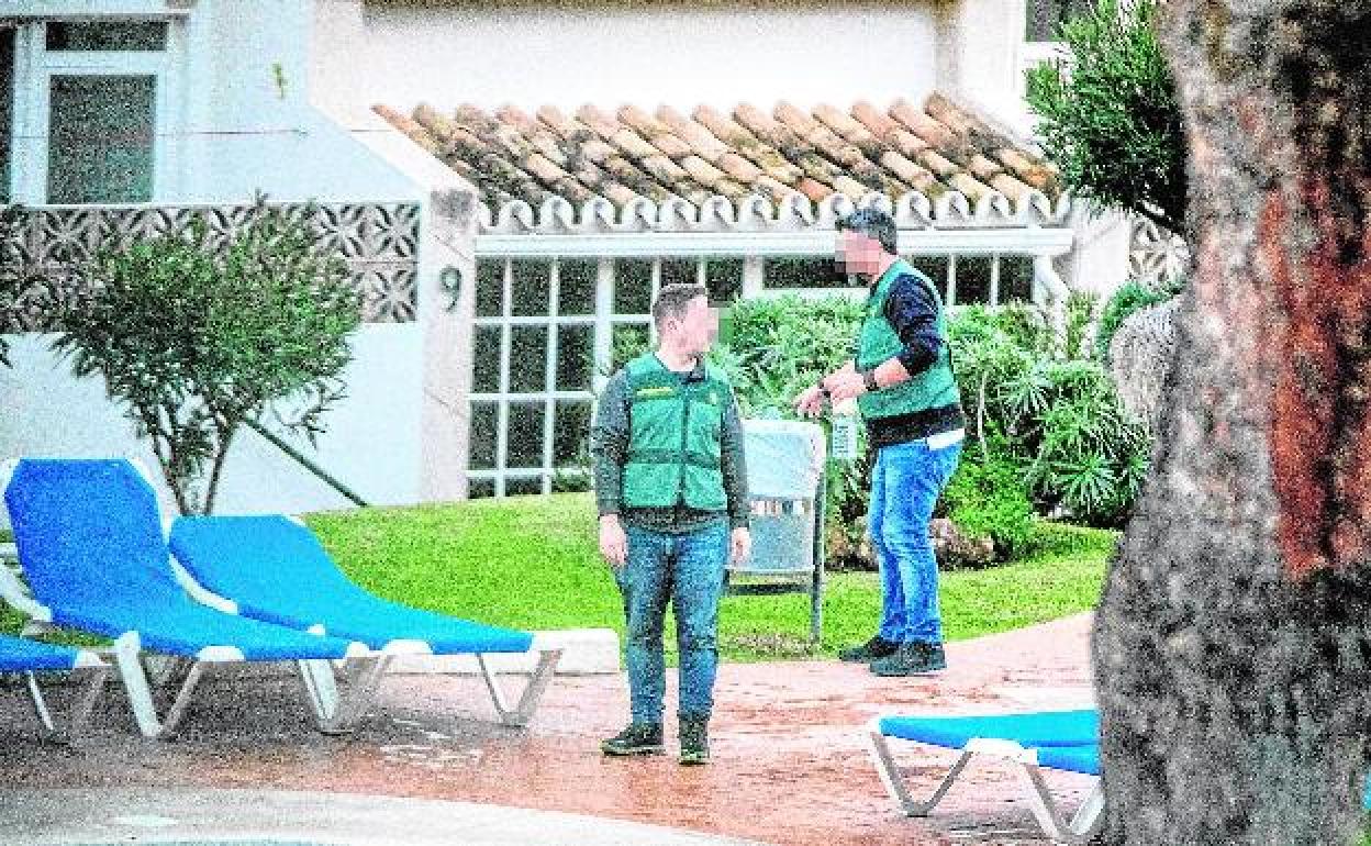 Agentes de la Guardia Civil durante la inspección de la piscina. 