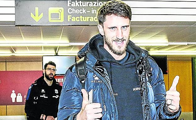 Polonara saluda antes de embarcar ayer hacia Berlín.