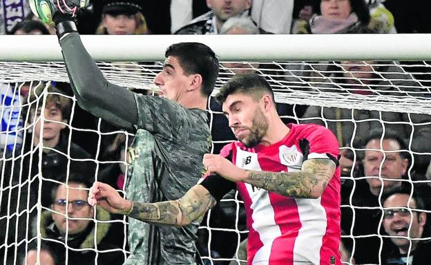 Unai Núñez salta junto a Courtois y Mendy en el Bernabéu. 