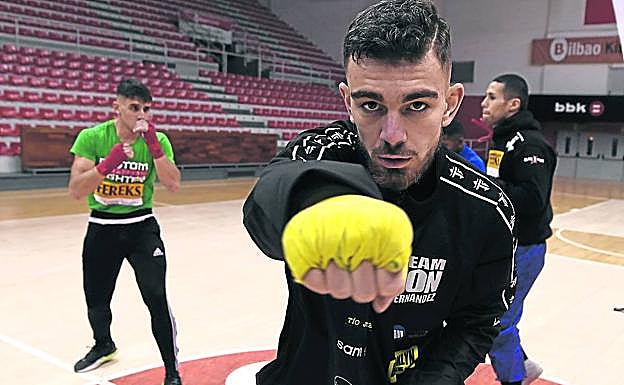 Jon Fernández en La Casilla, con el K1 Sortino con camiseta verde.