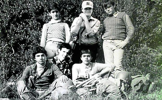 Imagen principal - Los descubridores. La cuadrilla que lideraba Roberto Nini, el único que por aquel entonces tenía mayoría de edad. | Arsenal de castigo. Celda en la que el Santo Oficio juzgaba y torturaba a los acusados de apartarse de la doctrina católica. | El arcángel San Miguel. Uno de los frescos que adornan la iglesia subterránea de Narni. 