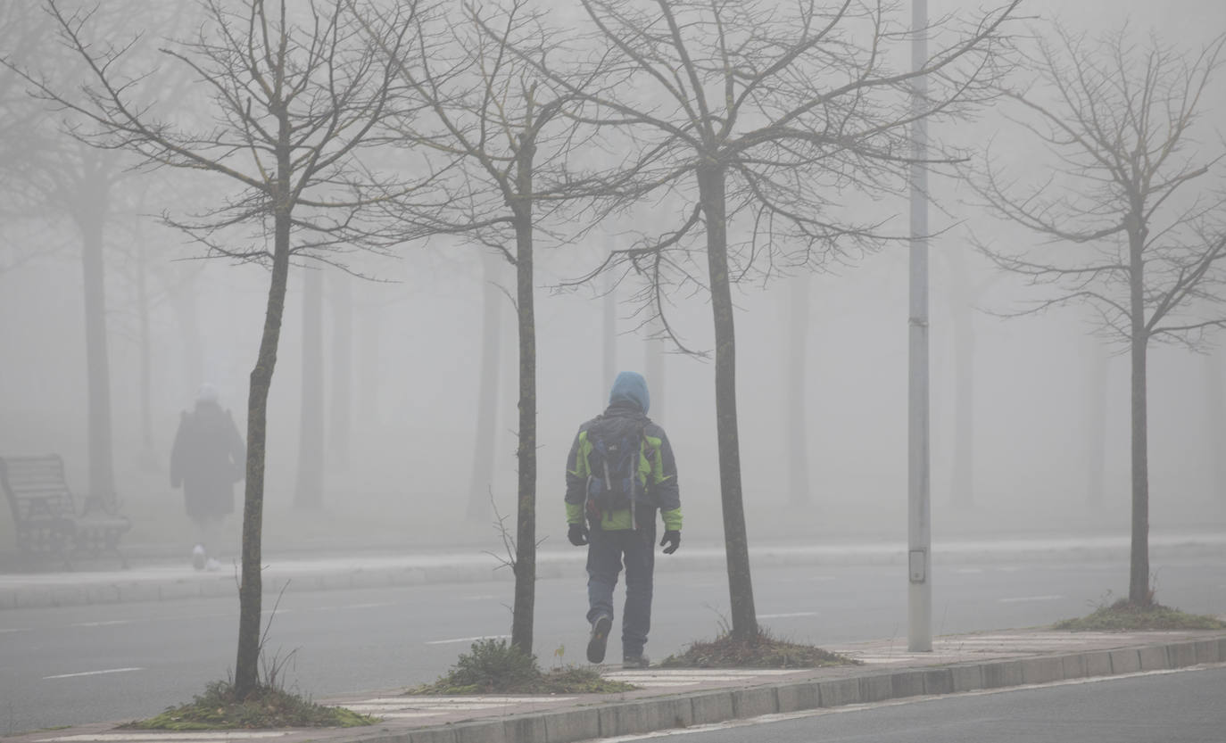 Fotos: Vitoria bajo la niebla