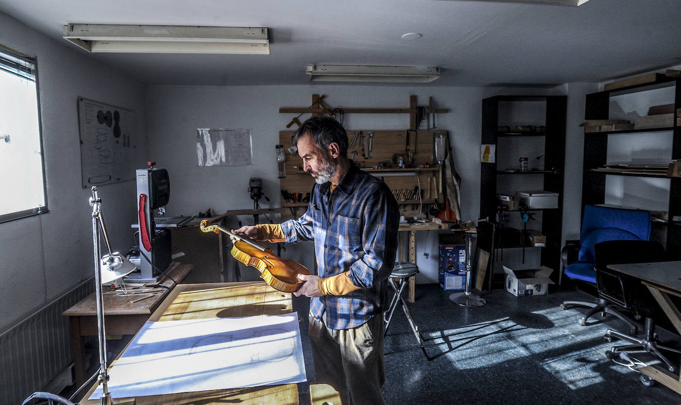 Oleg Ivanyschuk, en su taller de Vitoria. 