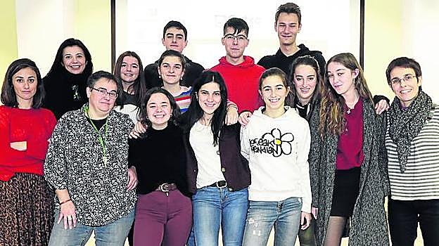 Los estudiantes del Caro Baroja junto Elena Larburu y Ainara Zabala, del Servicio de Promoción Económica y Empleo de Getxo. 
