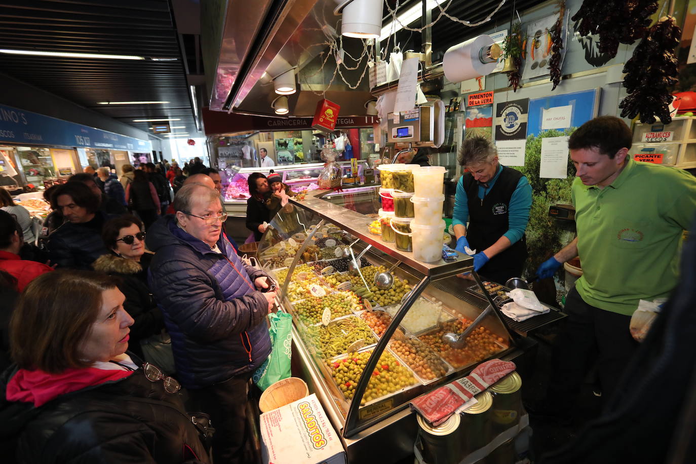 La gente disfruta en el mercado de la Rivera de un día de compras.