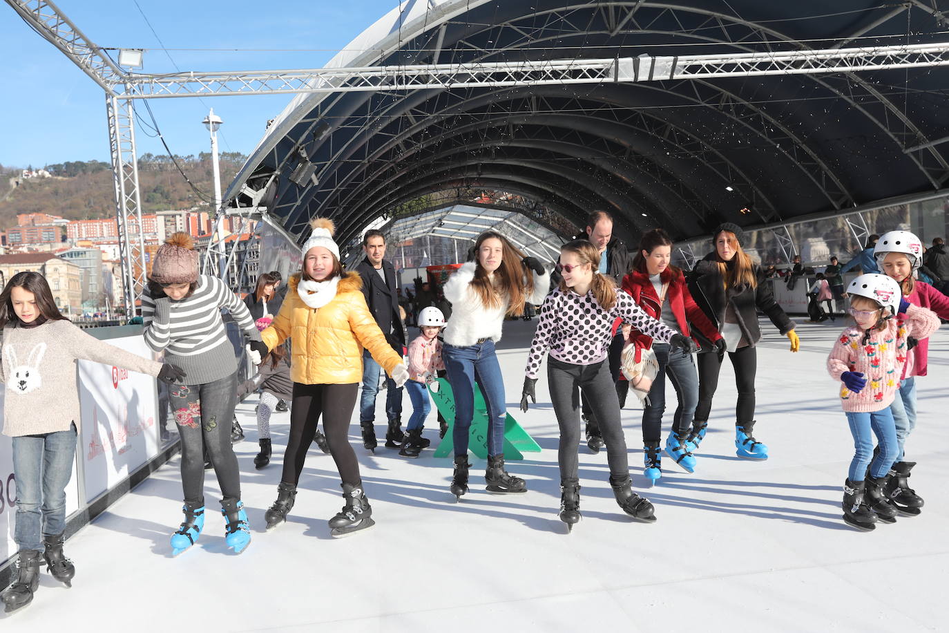 Las familias pasaron la mañana del sábado en la pista de hielo.