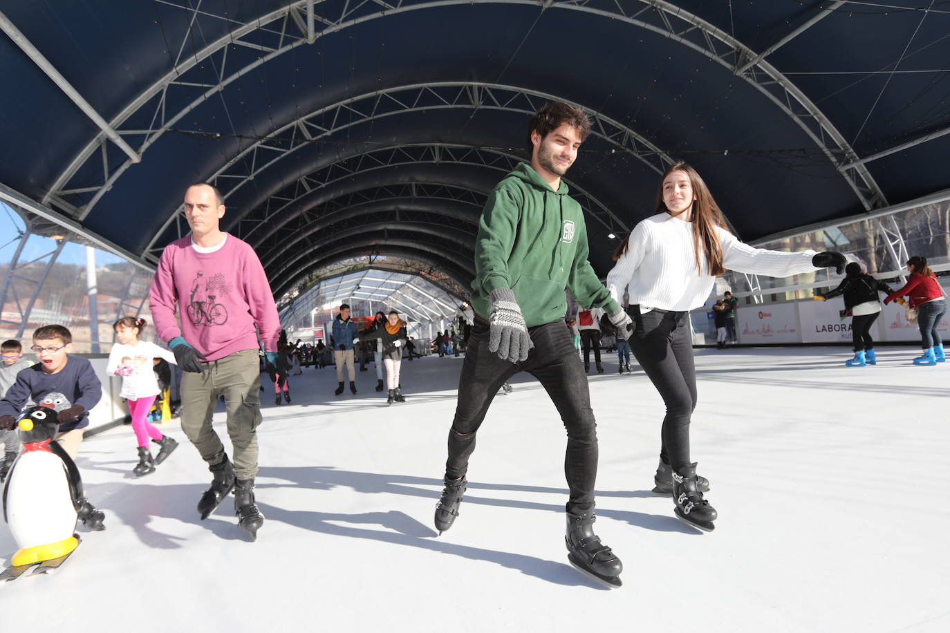 Gran ambiente en la pista de patinaje.