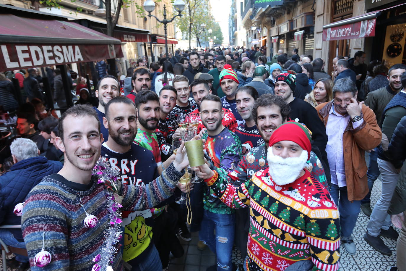 El ambiente navideño se respira en cada esquina de la calle Ledesma.