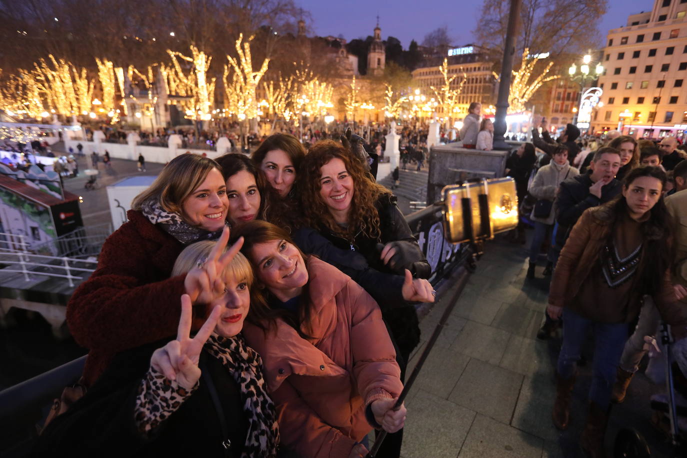 Cuadrillas de amigas no quisieron perder la ocasión de fotografiarse con las luces navideñas en el último fin de semana de 2019.