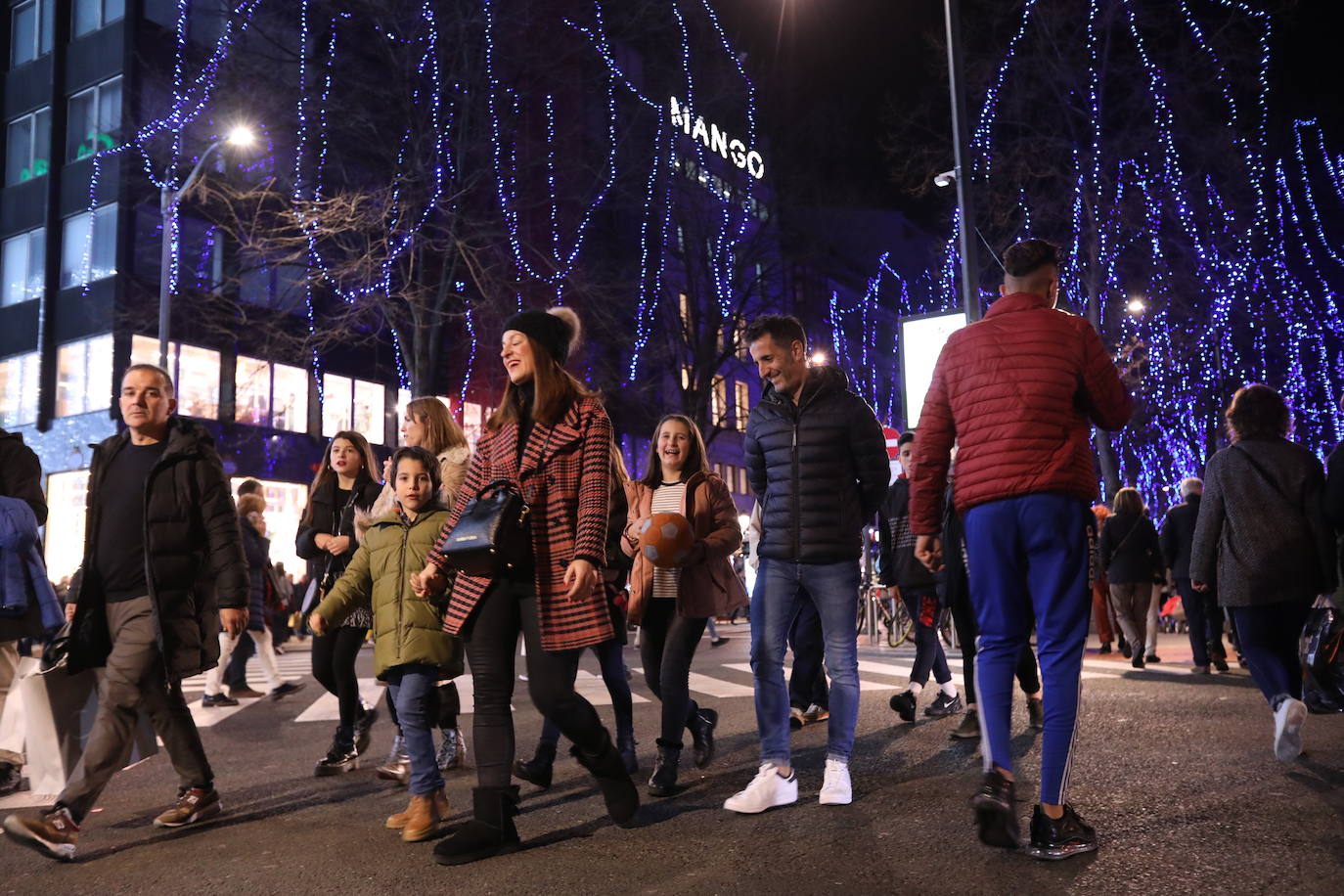 Intensa actividad en la Gran Vía, con el alumbrado navideño de fondo.