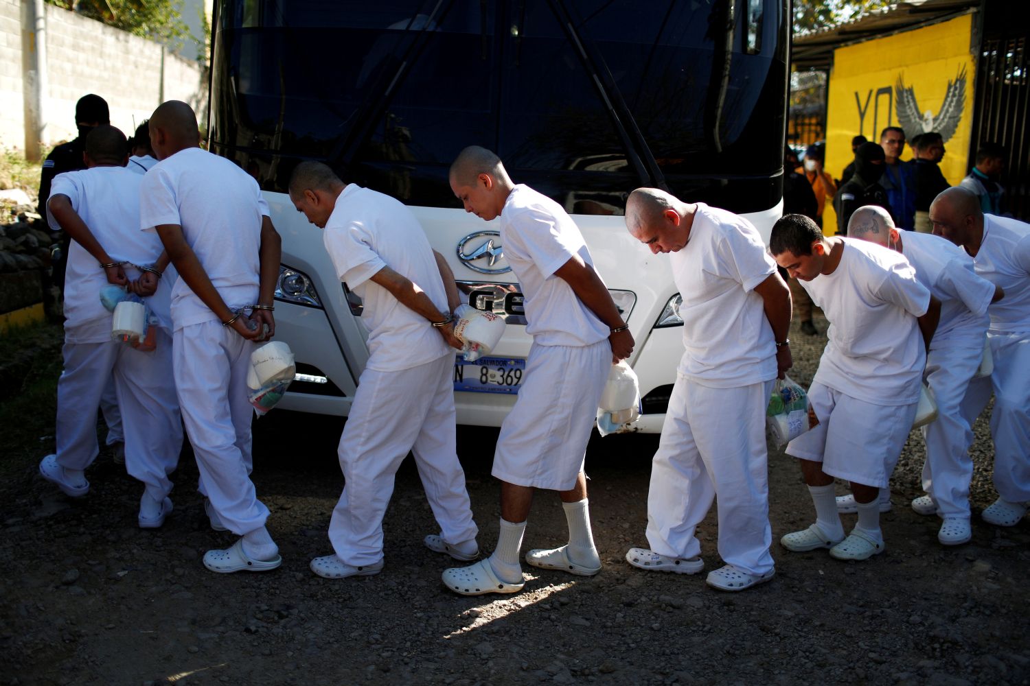 Miembros de la mara MS-13 son embarcados en un bus para su traslado a la cárcel de Chalatenango (El Salvador)