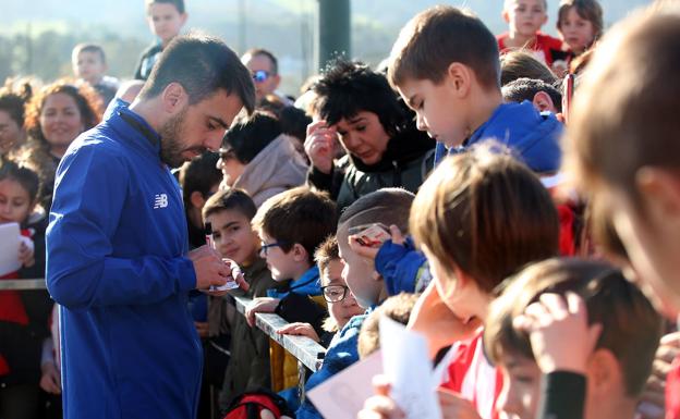 Los niños disfrutan junto a sus padres del entrenamiento del Athletic.