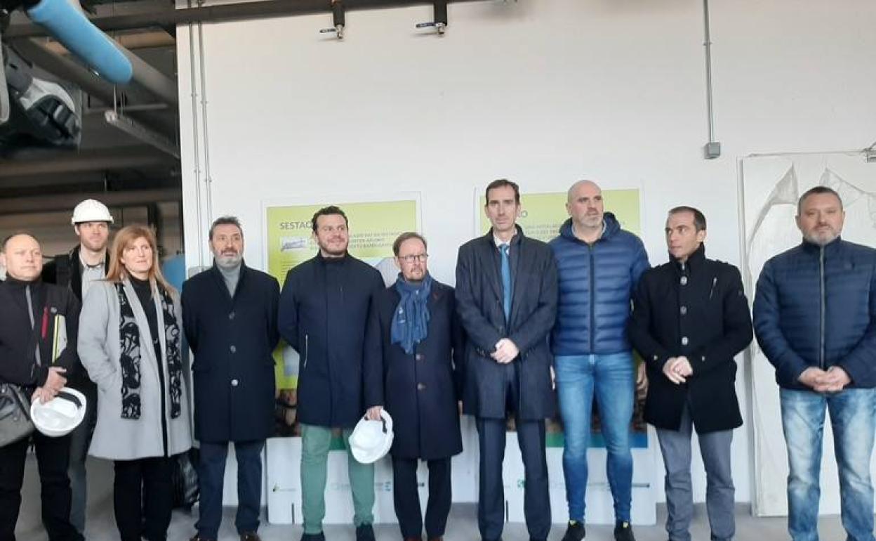 Javier Zarraonandia Industria sailburuordeak eta Pedro Jáuregui Etxebizitzako sailburuordeak proiektua garatzen ari den instalazioa bisitatu dute. 