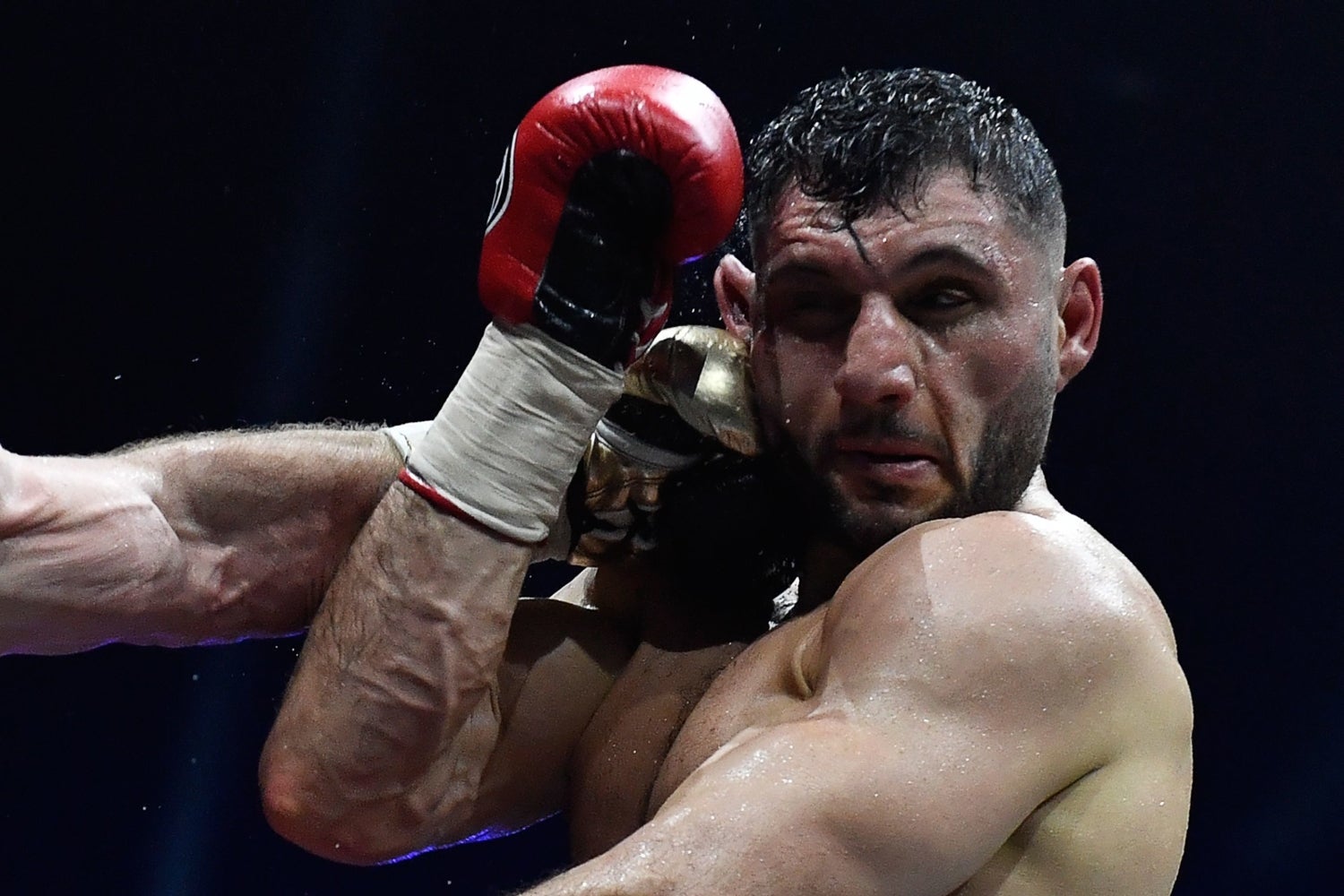 El púgil francés Arsen Goulamirian recibe un zurdazo del moldavo Constantin Bejenaru durante el combate por el título mundial de peso crucero por la WBA en Marsella (Francia)