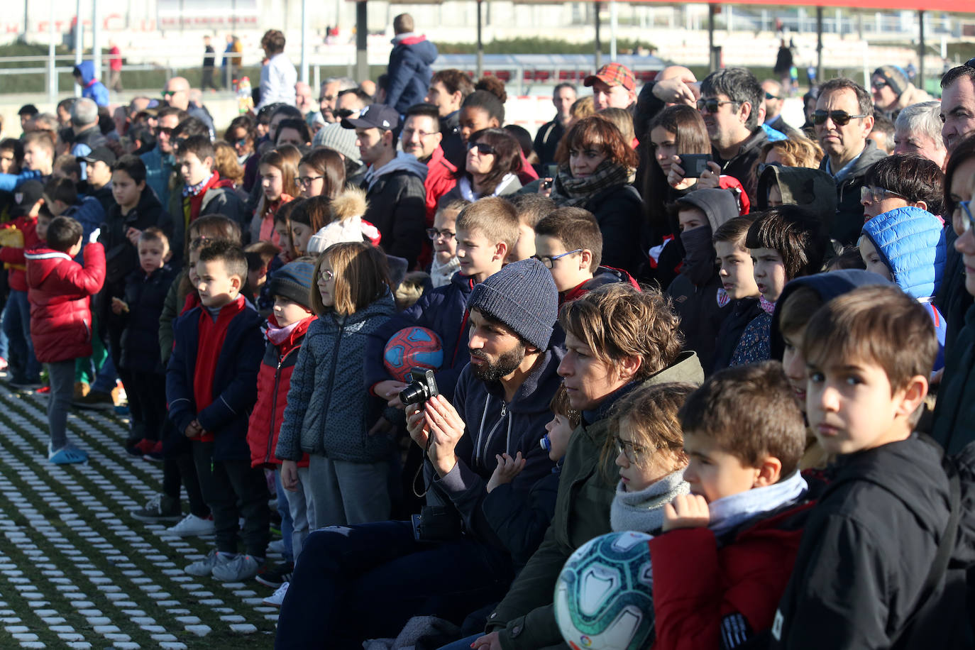 Los jugadores rojiblancos firmaron camisetas a los niños que se acercaron en un ambiente festivo.