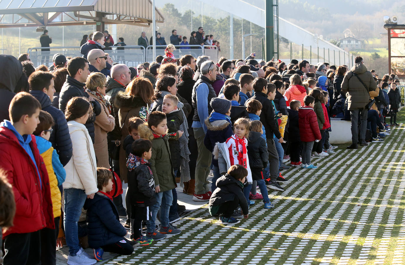 Los jugadores rojiblancos firmaron camisetas a los niños que se acercaron en un ambiente festivo.