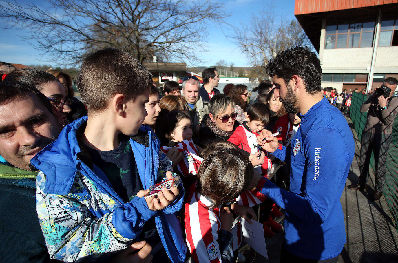 Los jugadores rojiblancos firmaron camisetas a los niños que se acercaron en un ambiente festivo.