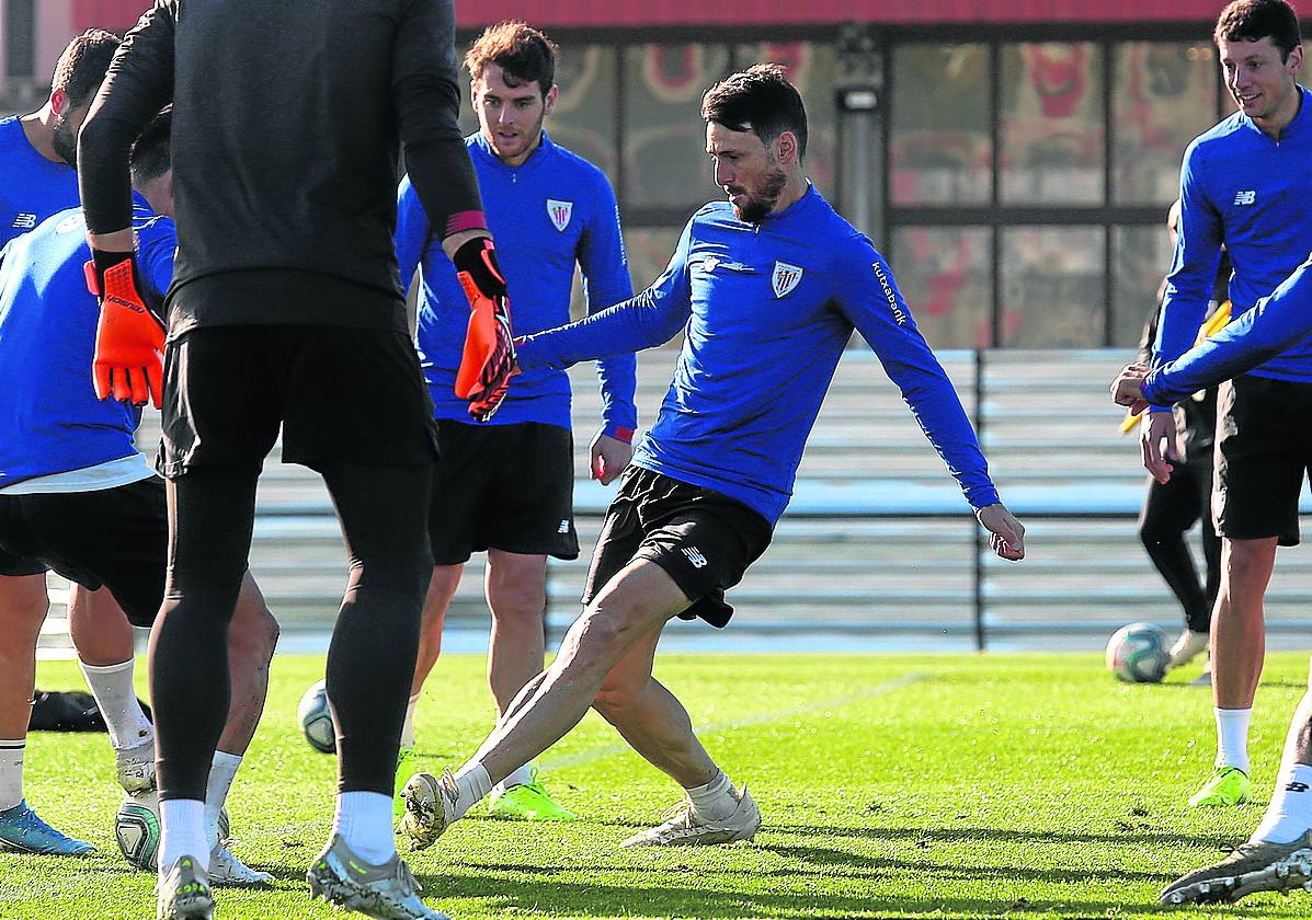 Aduriz trata de tocar un balón para salir de la zona central del rondo. 