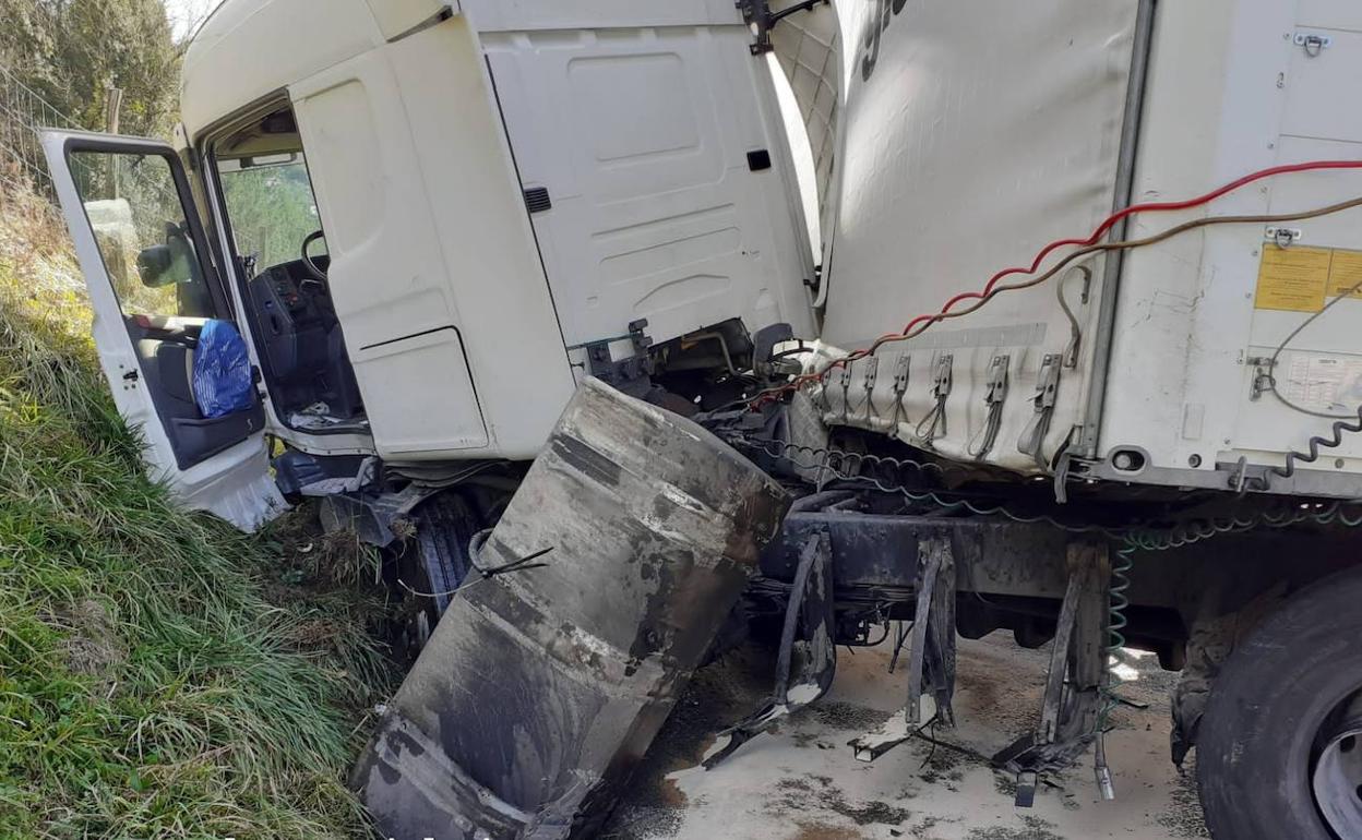 El estado en el que ha quedado el camión tras el accidente.