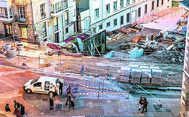 La urbanización del entorno del Memorial continúa. Ya se percibe la rampa peatonal, la calzada y el foso del ascensor.