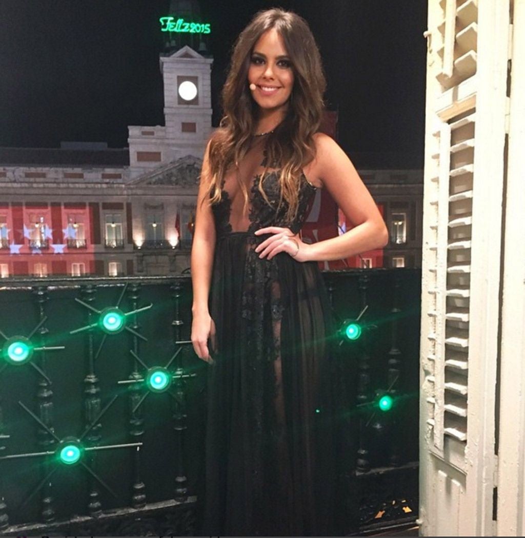 Cristina Pedroche luce aquel primer vestido de transparencias en negro firmado por Charo Ruiz para la Nochevieja de 2014. 