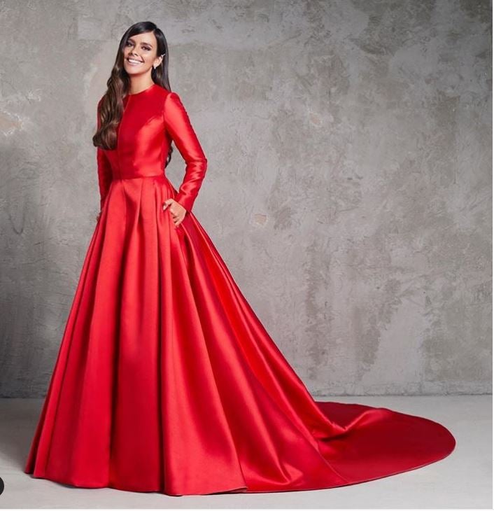 Cuando Cristina Pedroche se despojó de su vestido capa rojo antes de comenzar las campanadas de 2017, descubrimos un impresionante mono transparente de Pronovias con aplicaciones de encaje y chantilly, inspirado en el icónico vestido Caraola que se presentó en el desfile del 50 Aniversario de la firma. Hervé Moreau, director creativo de la marca de novias, lo convirtió en un sensual mono confeccionado con dos metros de tul y dos metros de encaje bordado a mano con hilo de seda, formando un dibujo de efecto tatuaje con más de 200 brillantes de cristal y en el que se emplearon más de 240 horas de trabajo.