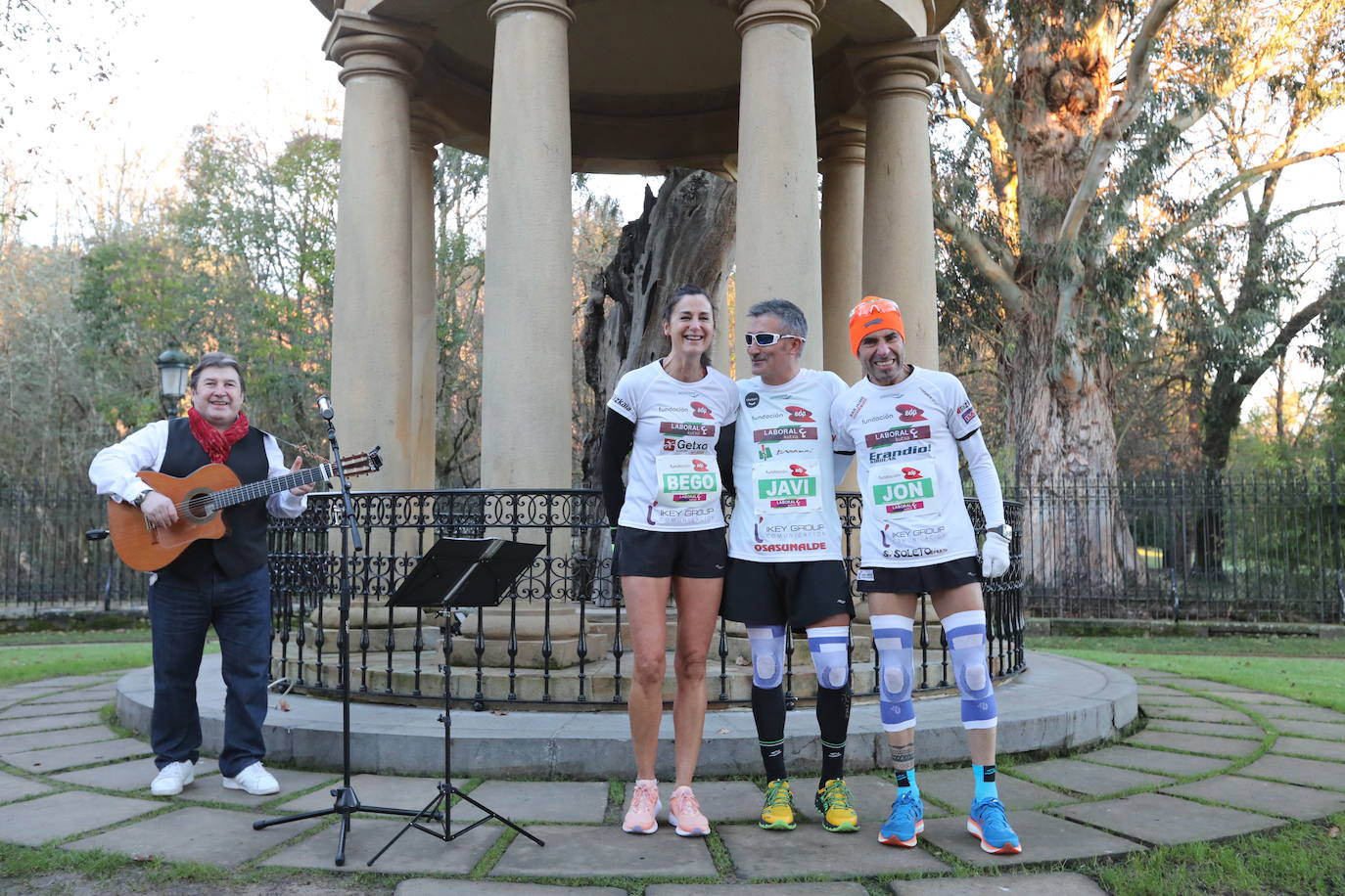 Fotos: 42 kilómetros dando vueltas al Árbol de Gernika: maratón solidario