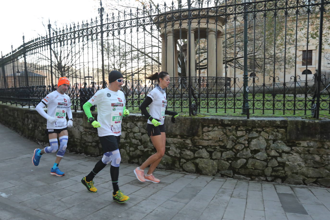 Fotos: 42 kilómetros dando vueltas al Árbol de Gernika: maratón solidario