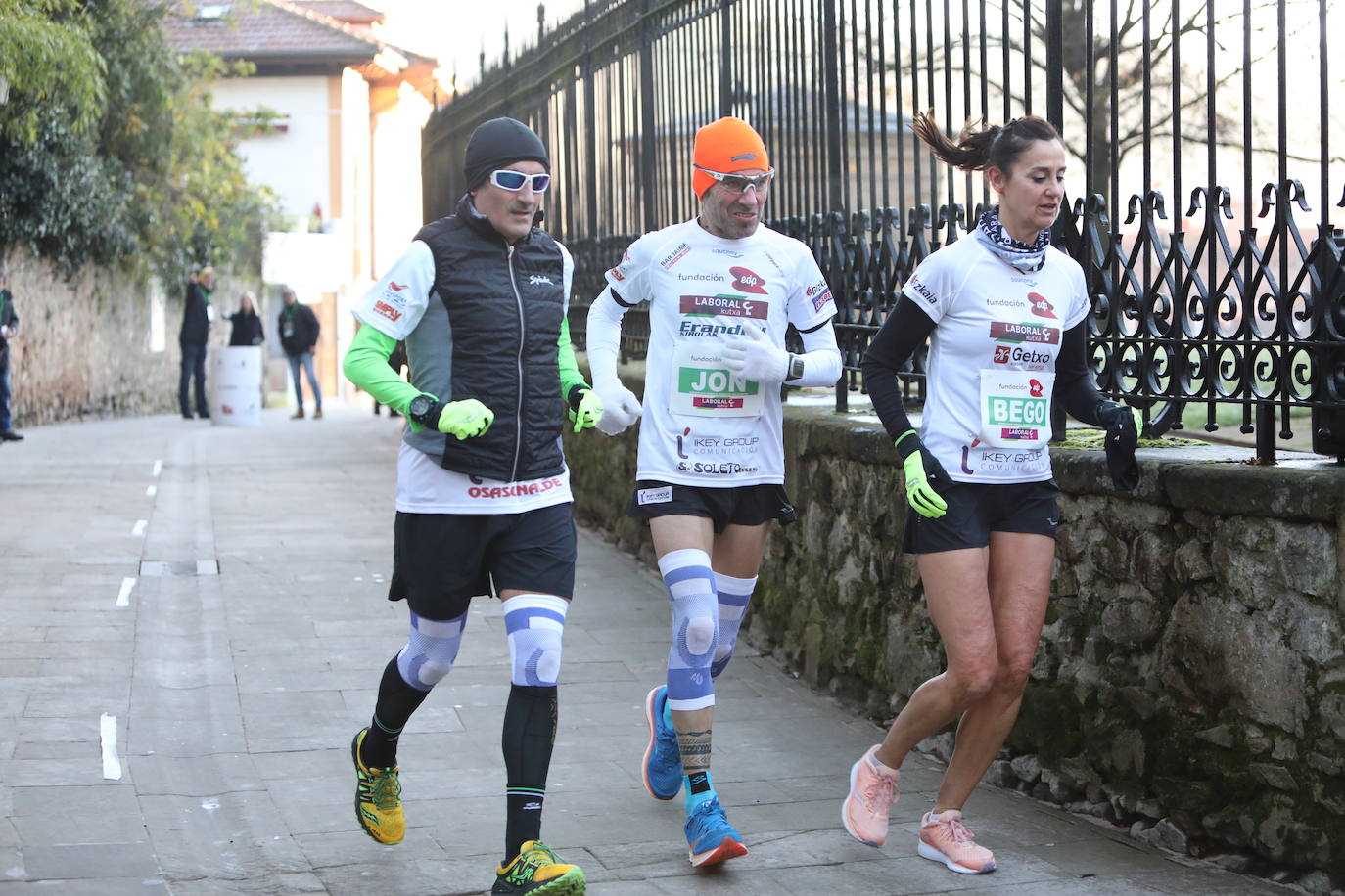 Fotos: 42 kilómetros dando vueltas al Árbol de Gernika: maratón solidario