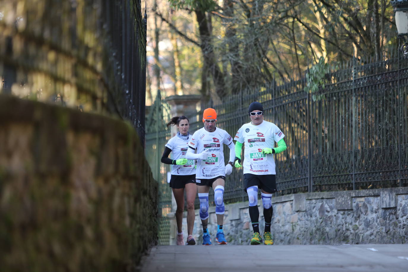 Fotos: 42 kilómetros dando vueltas al Árbol de Gernika: maratón solidario