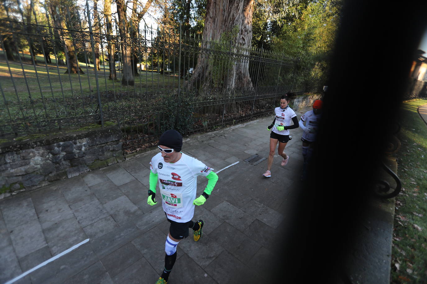 Fotos: 42 kilómetros dando vueltas al Árbol de Gernika: maratón solidario