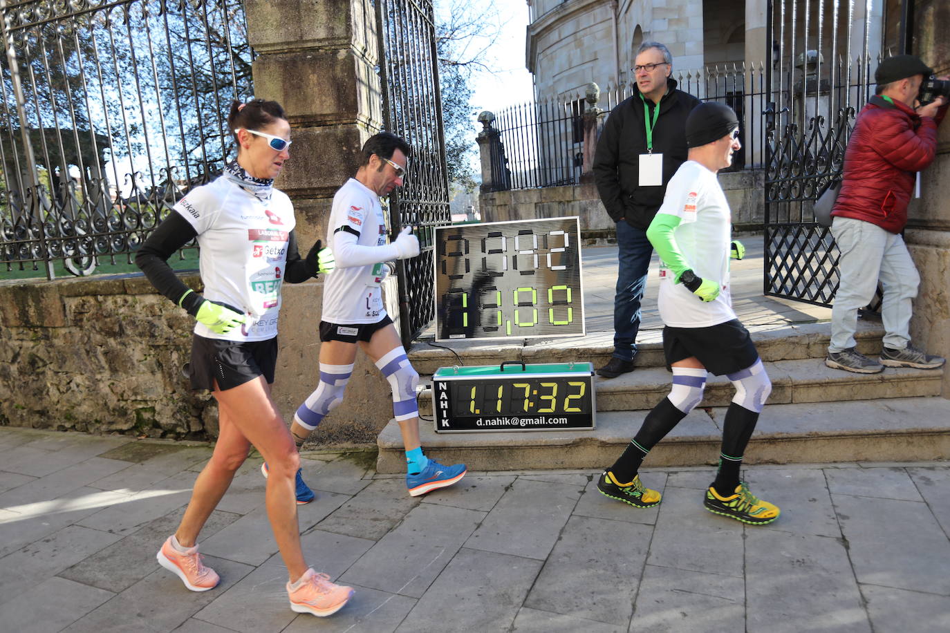 Fotos: 42 kilómetros dando vueltas al Árbol de Gernika: maratón solidario