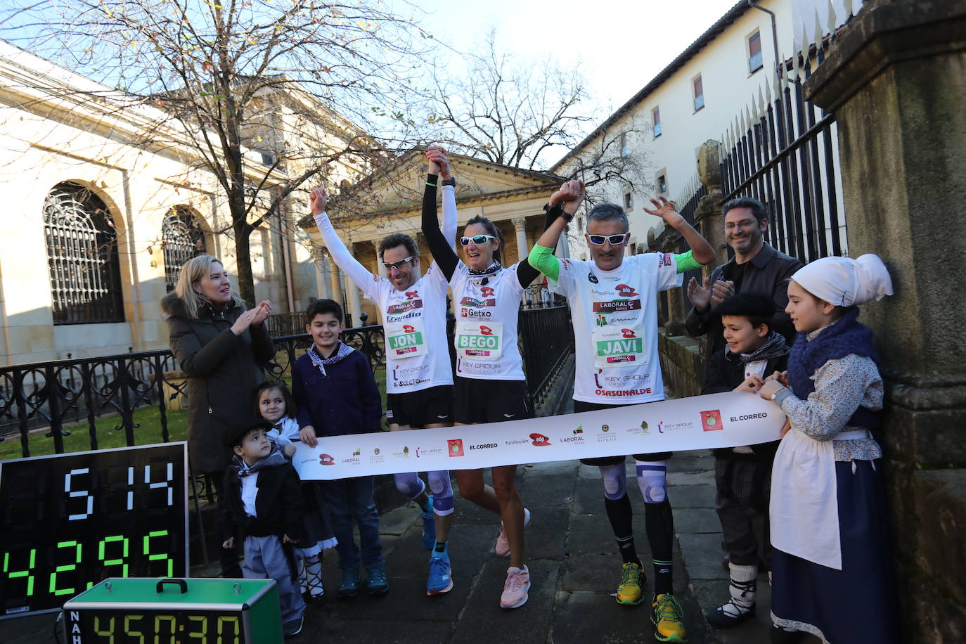 Fotos: 42 kilómetros dando vueltas al Árbol de Gernika: maratón solidario