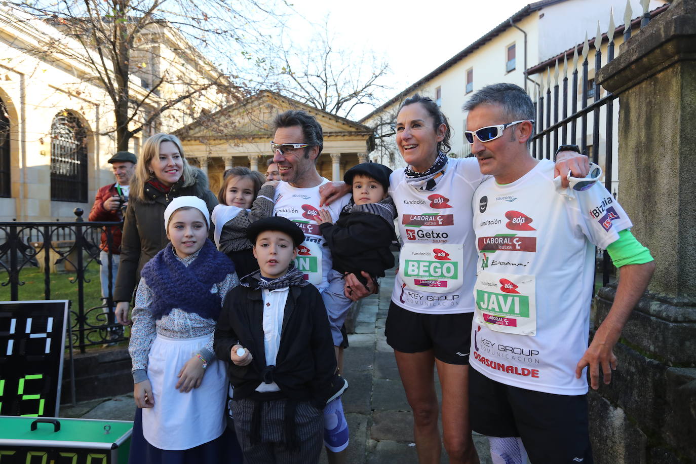 Fotos: 42 kilómetros dando vueltas al Árbol de Gernika: maratón solidario