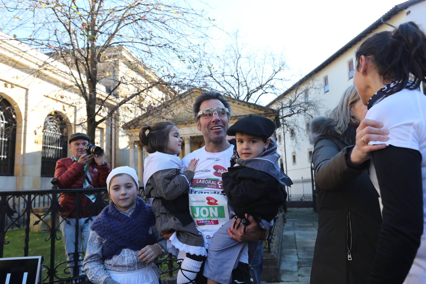 Fotos: 42 kilómetros dando vueltas al Árbol de Gernika: maratón solidario