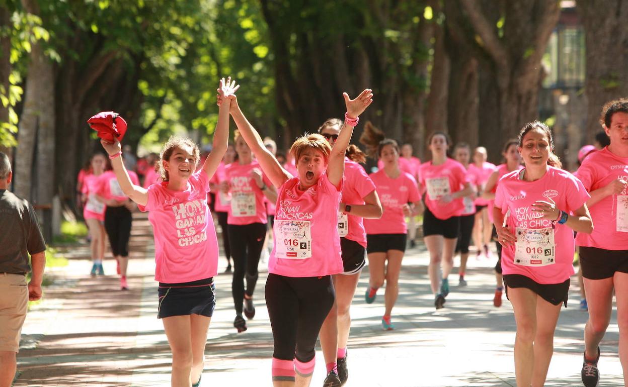 Varias participantes de la Carrera de la Mujer en Vitoria. 