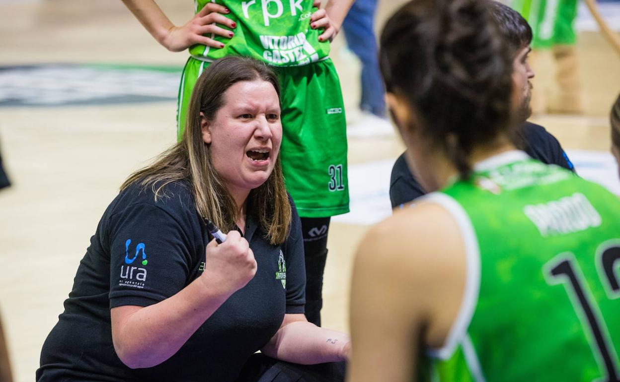 Made Urieta dando instrucciones a las suyas en pleno partido ante Mann Filter en Mendizorroza. 