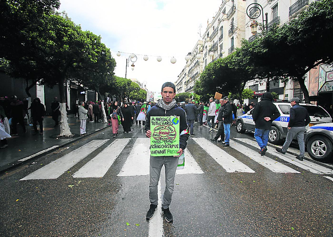 Contra la dictadura argelina. Amiri Yacine está harto de que su país esté en manos de una dictadura, y siente que sus demandas son universales. «Queremos construir una nueva Argelia».