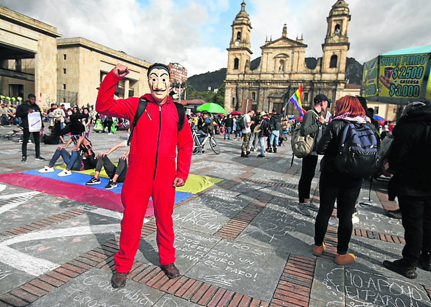 Contra la desigualdad en Colombia. Andrés Felipe Vargas se viste como un personaje de ‘La casa de papel’ para clamar contra las barreras sociales en Colombia, «el tercer país más desigual del mundo». 