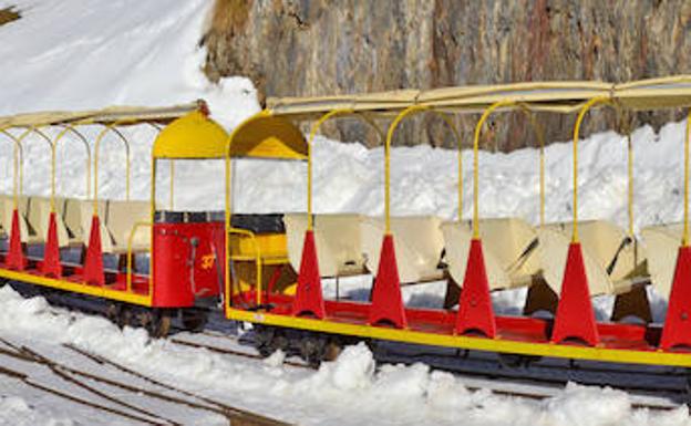 El viejo tren de Artouste es uno de los atractivos de la estación de esquí.