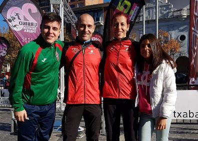 Imagen secundaria 1 - Le apasiona correr por el monte. Sobre estas líneas, junto a su marido Luisma y sus hijos Daniel y Maitane. 