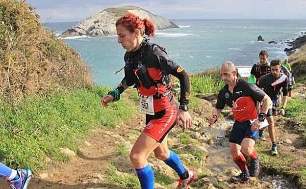 Imagen principal - Le apasiona correr por el monte. Sobre estas líneas, junto a su marido Luisma y sus hijos Daniel y Maitane. 